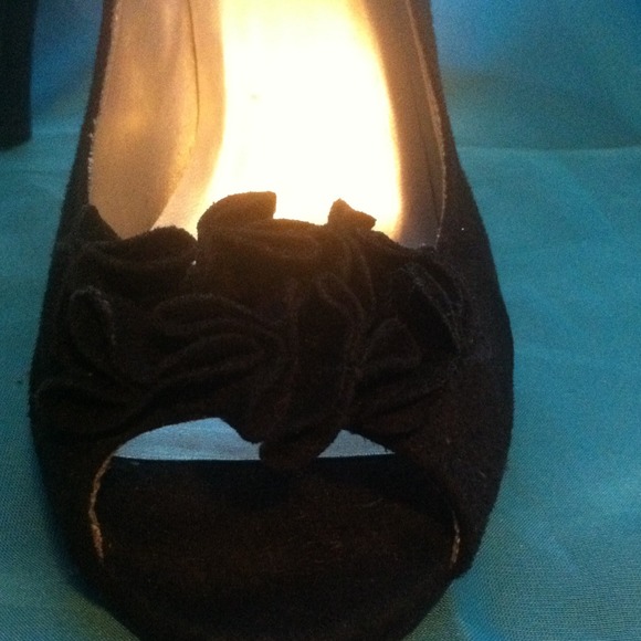 Black high heels - Picture 3 of 3