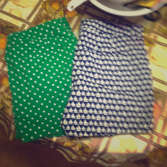 2 pair of shorts green w/poke dots navy w/sailboat - Picture 1 of 4