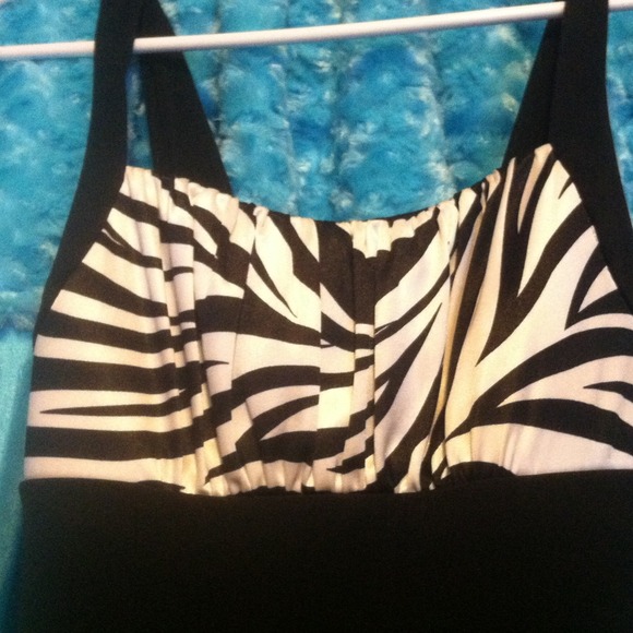 Black zebra dress. - Picture 2 of 3