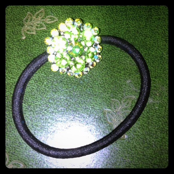 clipped hair tie
