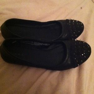 Black spike-toe flats