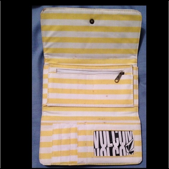 Volcom wallet 💰reduced💰 - Picture 2 of 4
