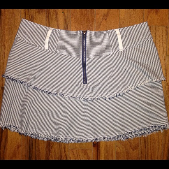 G BY GUESS~sz 29 Railroad Striped Flirty Miniskirt - Picture 2 of 3