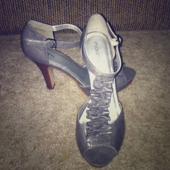 ❤Cutest ruffle front peep toe heels💋🌺