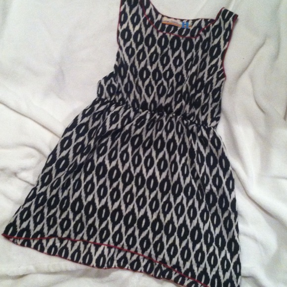 Black and white, scrunch at wait tank top.