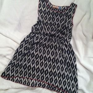 Black and white, scrunch at wait tank top.