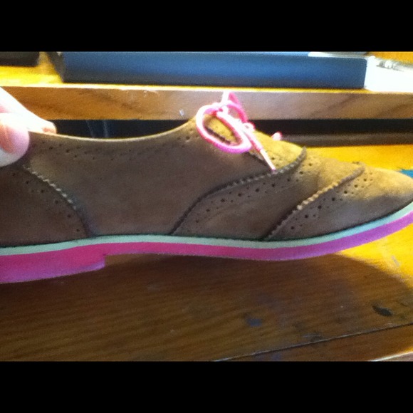SOLD SOLD SOLD Hot pink and brown Oxfords - Picture 3 of 4
