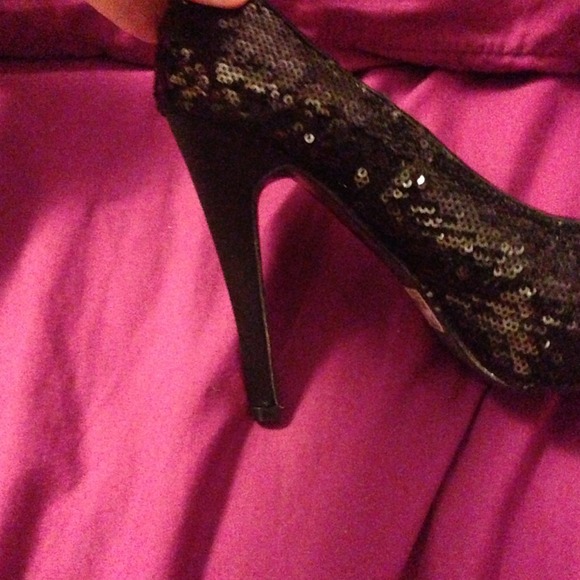 Black Sequin Heels! 💙 - Picture 3 of 4