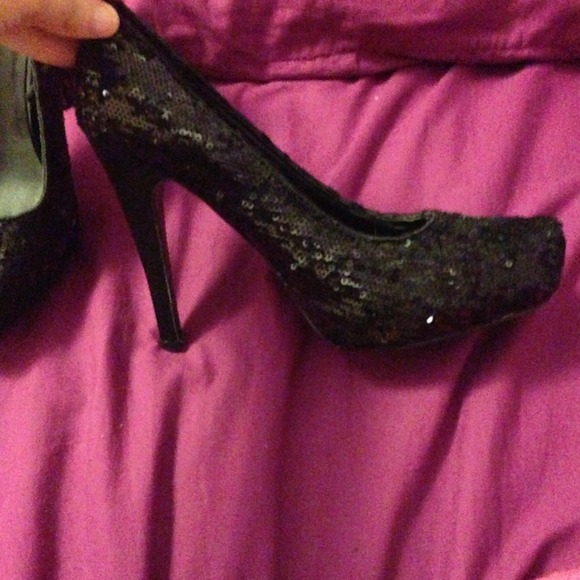 Black Sequin Heels! 💙 - Picture 4 of 4