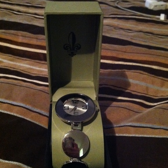 Silver circle band watch