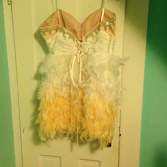 Mac Duggal 7211B Short Strapless Feather PromDress - Picture 2 of 3