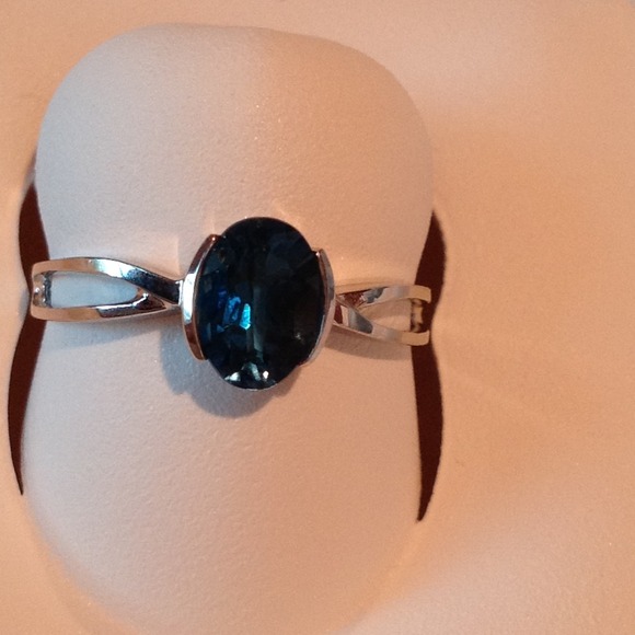 14 Kt London Blue Oval Ring