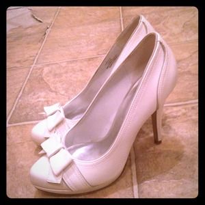 Size 8 adorable white heels with bows