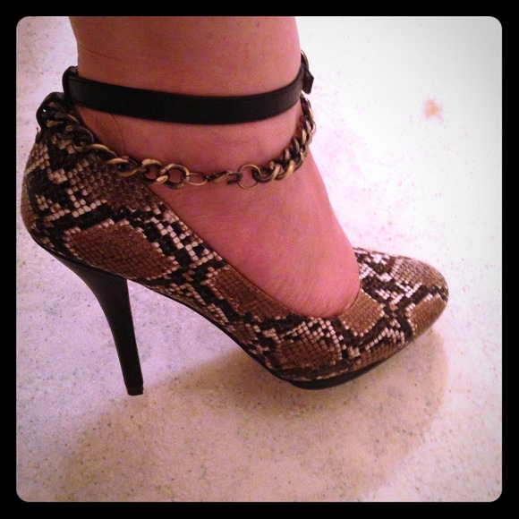 ❤Python Print Multi Strapped Shoe Dazzle Heels❤
