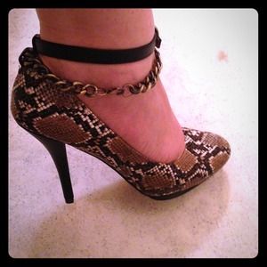 ❤Python Print Multi Strapped Shoe Dazzle Heels❤