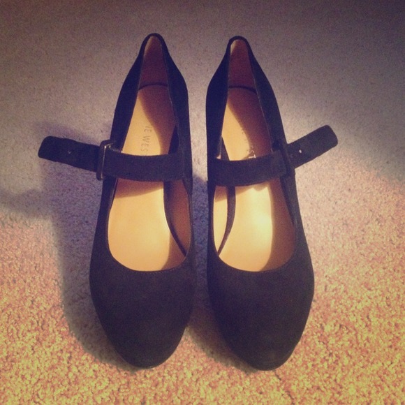 Black suede Nine West heels