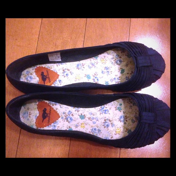 Adorable navy blue flats!!