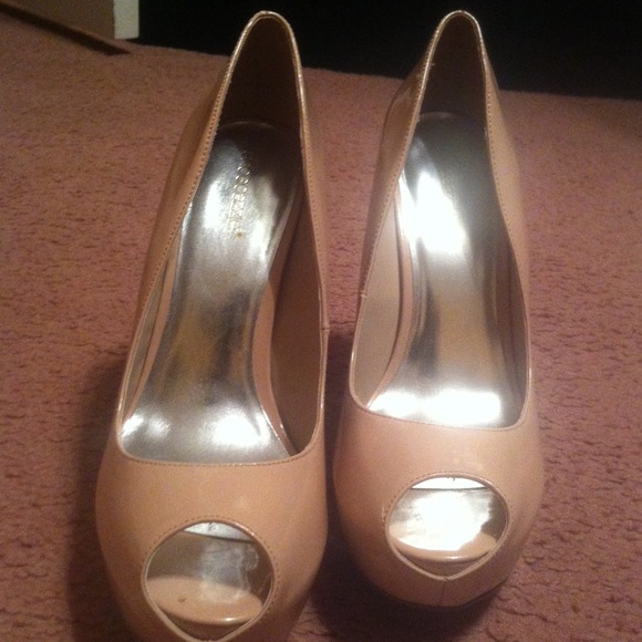 Shoes 👠👠 - Picture 2 of 4
