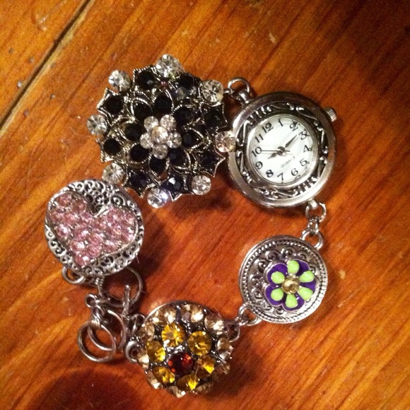 Interchangeable button watch - Picture 1 of 3