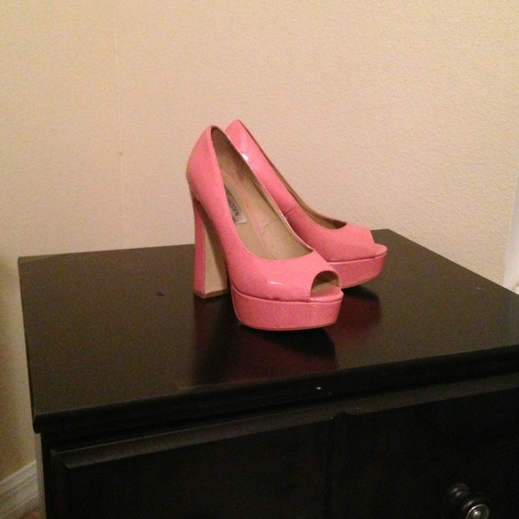 Steve Madden bright pink pumps