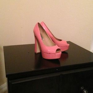 Steve Madden bright pink pumps