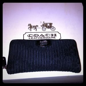 🌟REDUCED🌟 Black COACH Signature pleated Wallet
