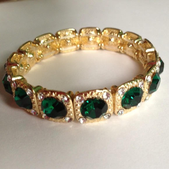 💢SOLD💢 Gold Bracelet with Emerald Rhinestones.