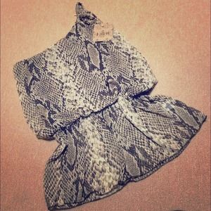 One shoulder top - snake skin print 💛