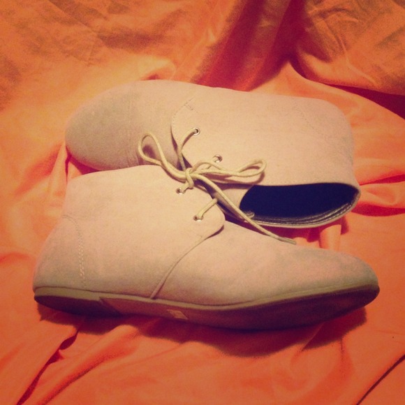 Cute taupe-colored boots with laces!