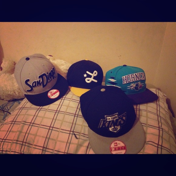 Selling snapbacks and 1 strap back bundle - Picture 1 of 1