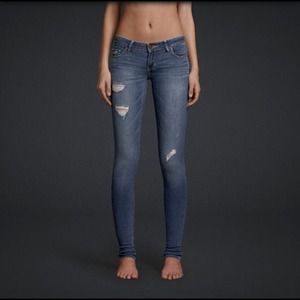 ⛔SOLD⛔Distressed Hollister Skinny Jeans