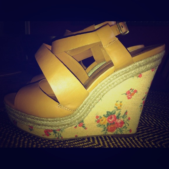 Jessica Simpson Wedge Size 8.5