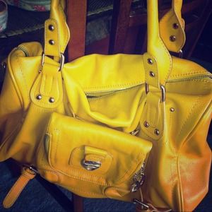 Large mustard yellow handbag! Perfect for Fall!!