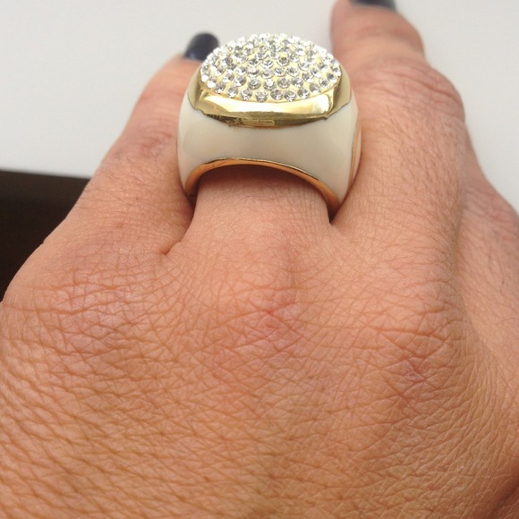 Host Picks💥💥💃👍 8/14!!!Swarovski crystals ring - Picture 3 of 4