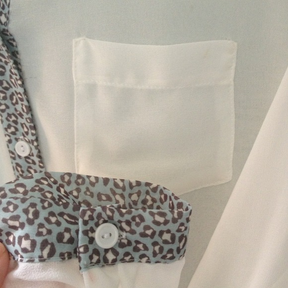 Elodie - High-low leopard sheer blouse - Picture 5 of 6