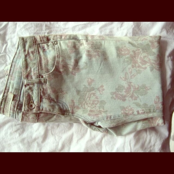 Bullhead floral print capri jeans