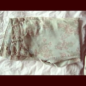 Bullhead floral print capri jeans