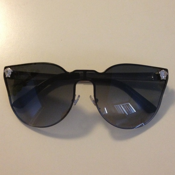 ❌SOLD TO BREE❌Versace cat eye medusa sunglasses