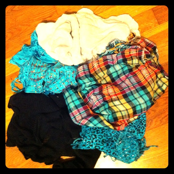 Scarves! All for one price!!! 💚😍 Super cheap!