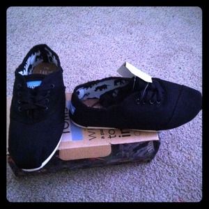 Black lace up Cordones