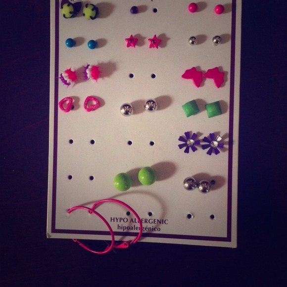 💥SOLD!! Earrings bundle💕👏🌸