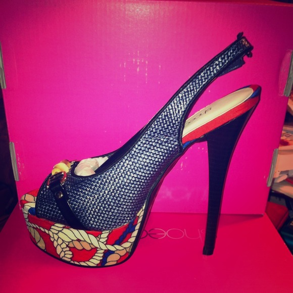 Shoe dazzle size 6