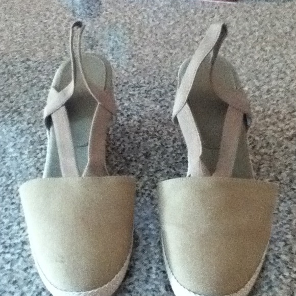 **Sold in Bundle** Khaki cloth wedge shoes