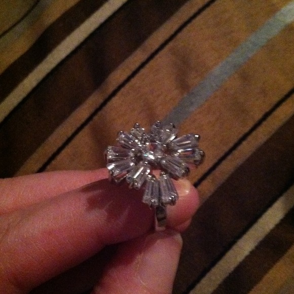 Gorgeous silver CZ flower ring - Picture 2 of 3