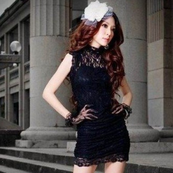 Elegant Lace Dress - Picture 3 of 4