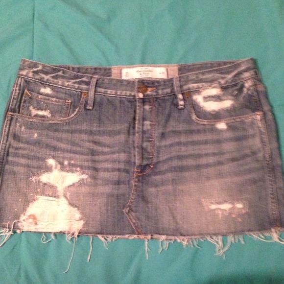 Dresses & Skirts - New A&F distressed jean mini!