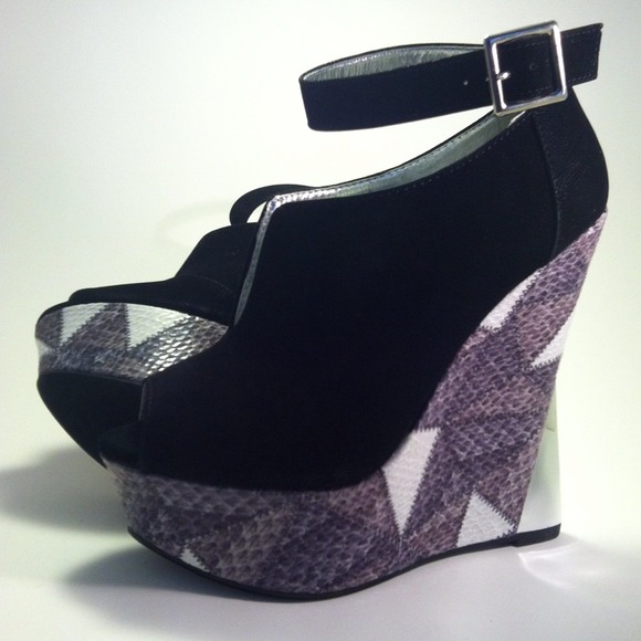 ❌SOLD❌Stylish Ladies Wedge heels