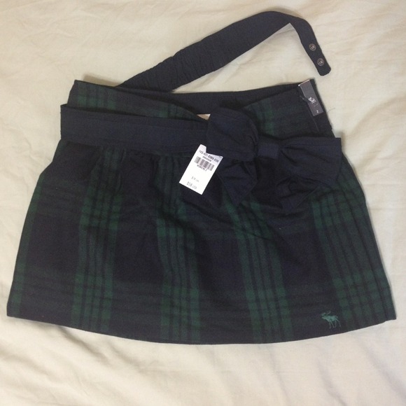 Abercrombie & Finch: Plaid Caily Skirt; size 2