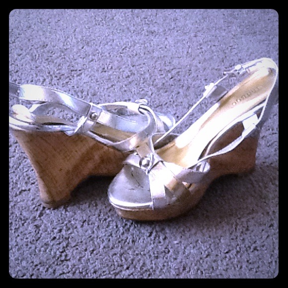 >> Silver with gold cork look wedge