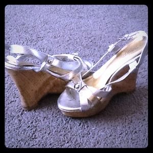 >> Silver with gold cork look wedge